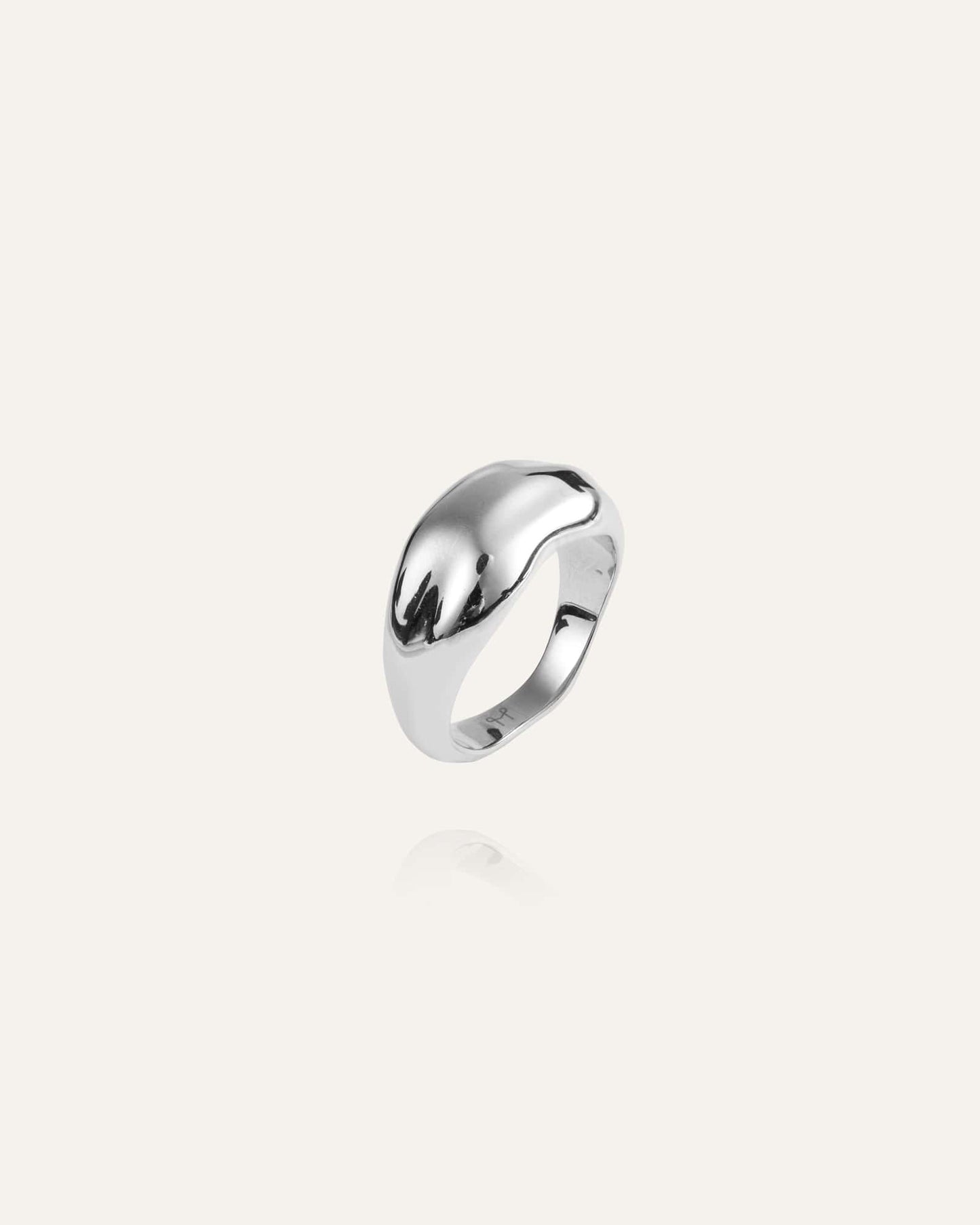 WAVY BOLDED LARGE RING