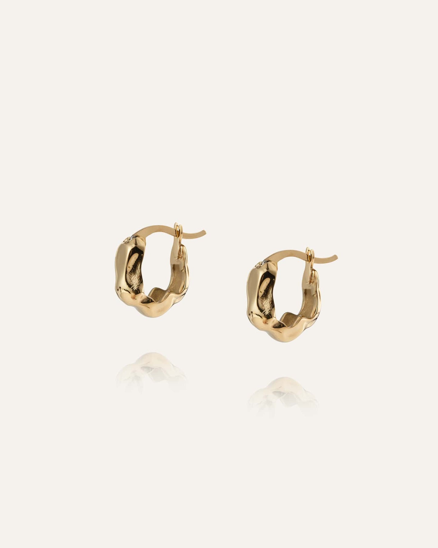 WAVY BOLDED MINI GOLD HOOPS